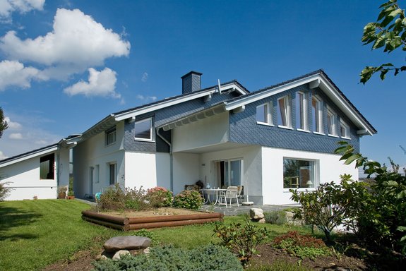 Hausaufstockung mit Satteldach und Schieferfassade