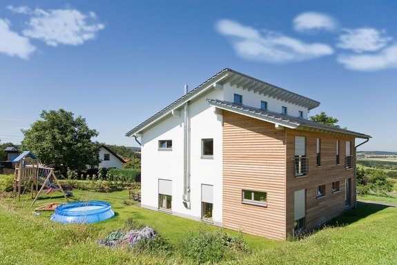 Einfamilienhaus mit versetztem Pultdach und Holzfassade