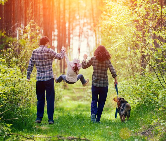 Familie im Wald