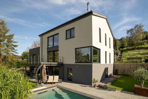 Einfamilienhaus mit Doppelgarage in Akzentfarbe