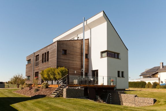 Einfamilienhaus mit versetztem Pultdach und Holzfassade