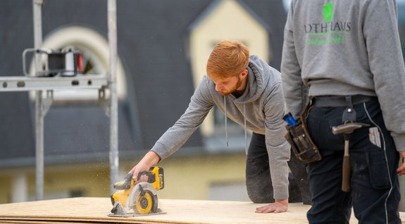 OSB Platte schneiden für Hausmontage