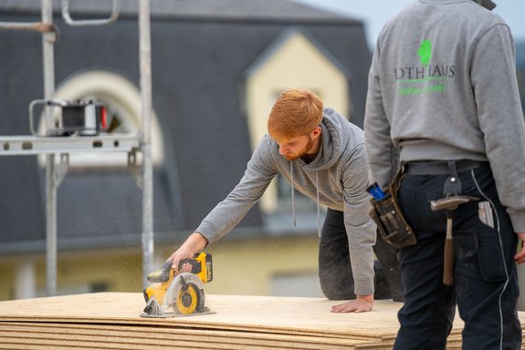 OSB Platte schneiden für Hausmontage