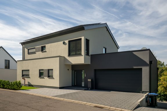 Einfamilienhaus mit Doppelgarage in Akzentfarbe