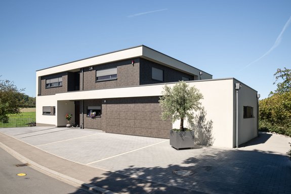Flachdach Haus verkleidet mit Fundermax Fassadenplatten