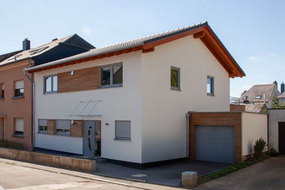 Haus mit Holzakzenten, Satteldach und Garage