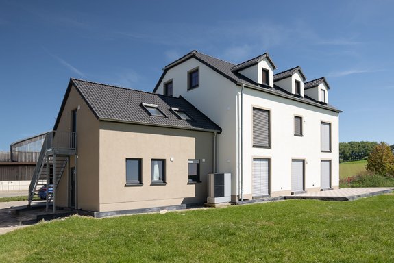 Mehrfamilienhaus mit farblich abgesetzter Garage