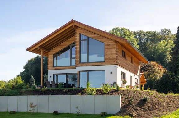 Holzhaus mit Satteldach im Tiroler Baustyle
