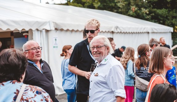 Jubiläumsfeier_Wolfgang-Loth-und-Besucher