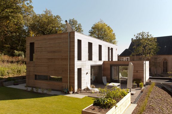 Einfamilienhaus mit Holzschalung und Flachdach