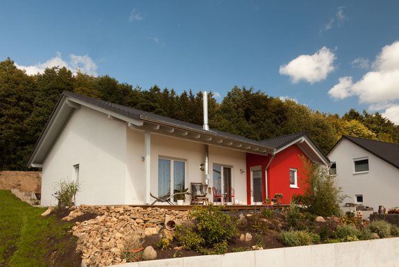 Bungalow mit rot abgesetztem Quergiebel