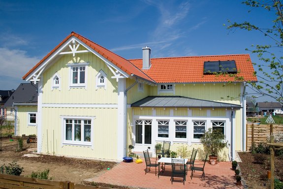 Gelbes Holzhaus im Schwedenhaus-Stil