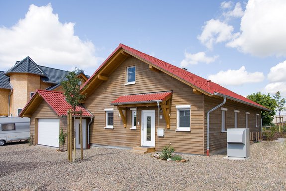 Bungalow mit rotem Satteldach