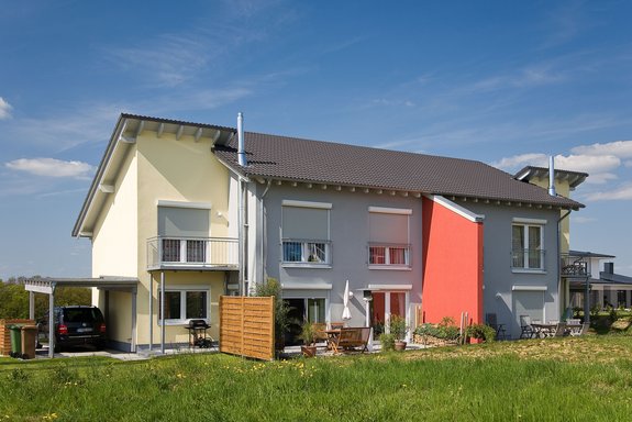 Doppelhaus mit versetztem Pultdach und Carport