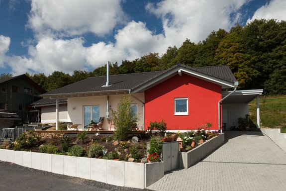 Bungalow mit rot abgesetztem Quergiebel