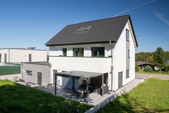 Satteldachhaus mit moderner Terrassenlösung
