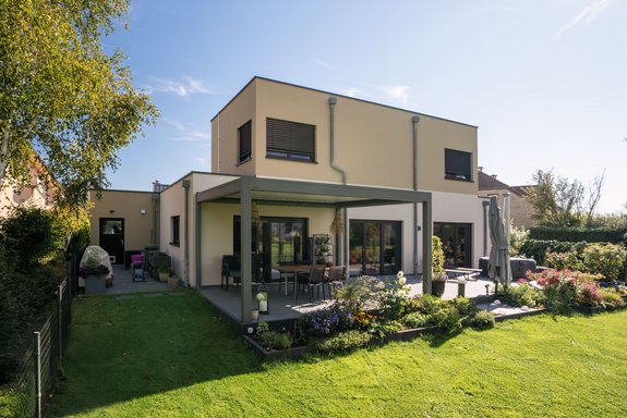 Flachdachhaus mit Putzfassade und Sonnenterrasse