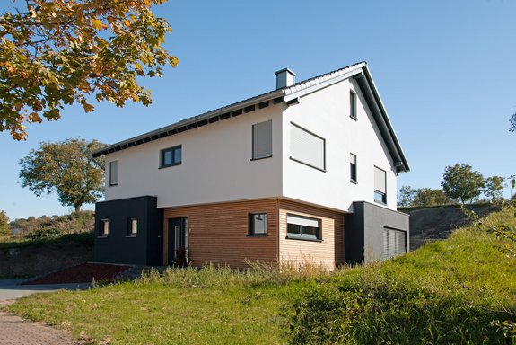 Kubisch trifft Satteldach – Kontrastreicher Neubau in Holzrahmenbauweise
