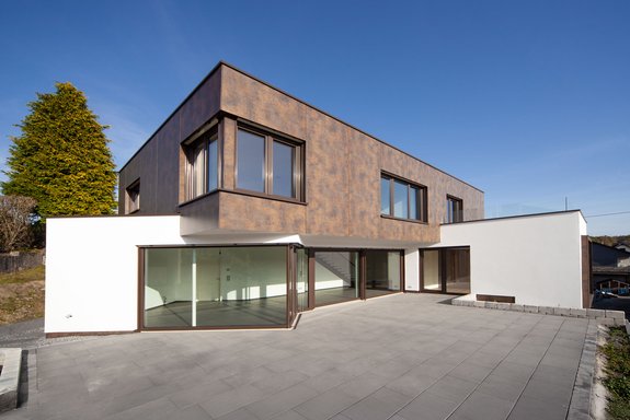 Hanghaus mit Panoramafenstern und Fundermax Fassadenplatten