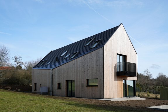 Mehrfamilienhaus mit senkrechter Leistenschalung