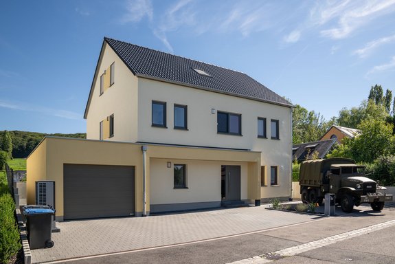 Holzhaus mit Satteldach und Garage