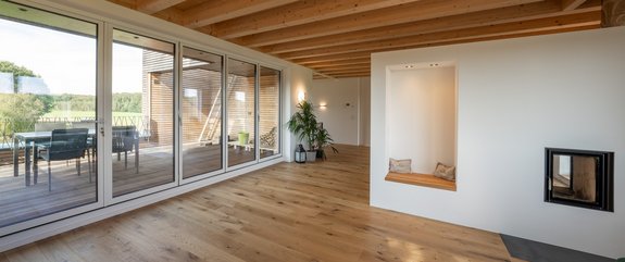 Sichtbare Holzbalkendecke Wohnzimmer