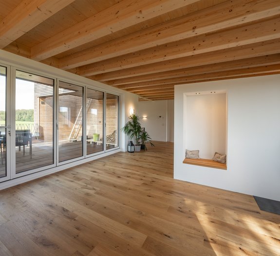 Sichtbare Holzbalkendecke Wohnzimmer