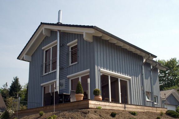 Holzhaus in Schwedenblau mit modernem Satteldach