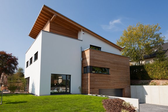 Split-Level Haus mit Pultdach, Putz und Trendliner Holzschalung