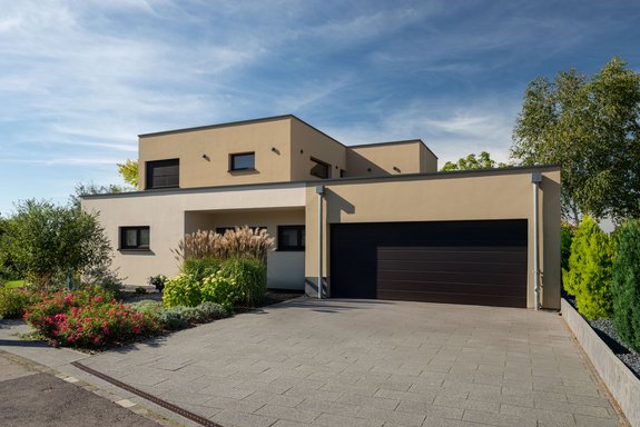 Flachdachhaus mit Putzfassade und Doppelgarage