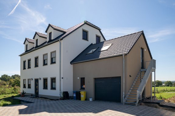 Mehrfamilienhaus mit farblich abgesetzter Garage