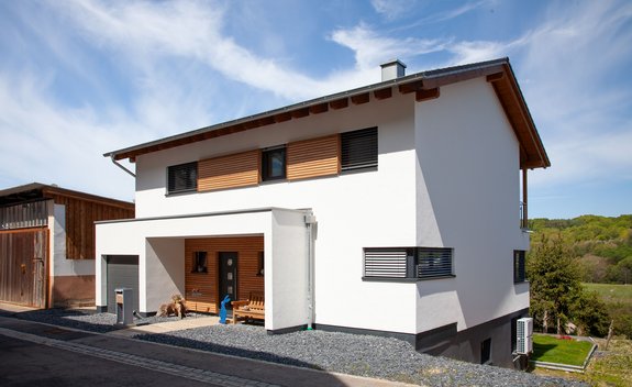 Haus mit Satteldach, Holzakzenten und Garage