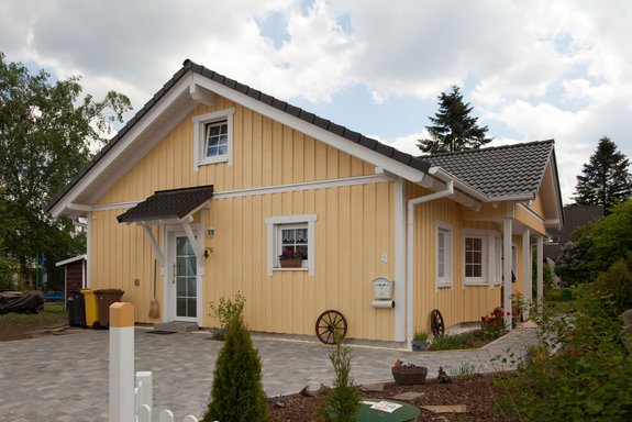 Bungalow mit Satteldach Giebel in gelb