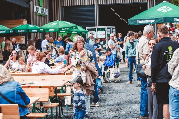 Jubiläumsfeier_Besucher-vor-den-Essensständen