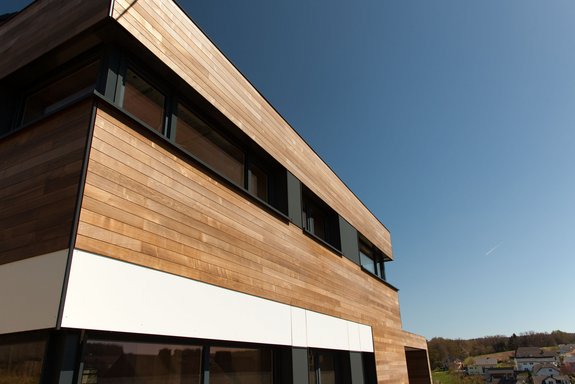 Holzfassade mit Thermo-Esche und Fundermax Fassadenplatten