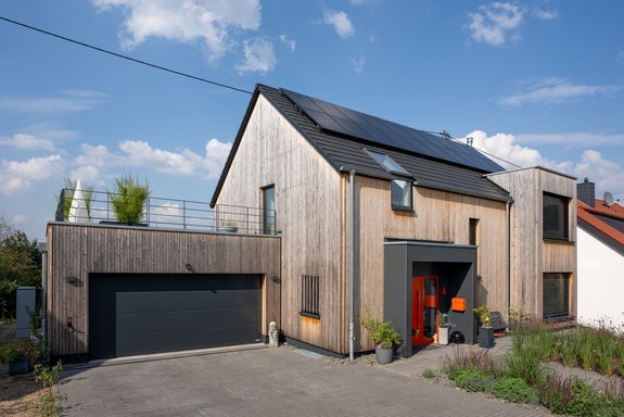 Modernes Holzhaus mit vertikaler Holzverschalung