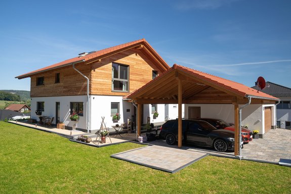 Holzhaus mit Satteldach im Tiroler Baustyle