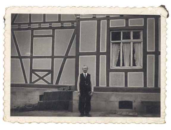 Firmengründer Friedrich Loth vor Fachwerkhaus