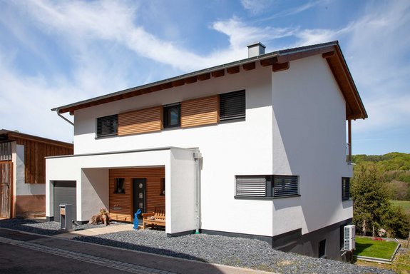 Haus mit Satteldach, Holzakzenten und Garage