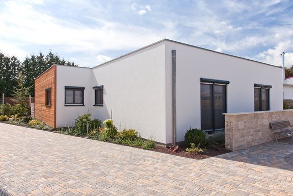 Bungalow mit Flachdach und Holzverschalung