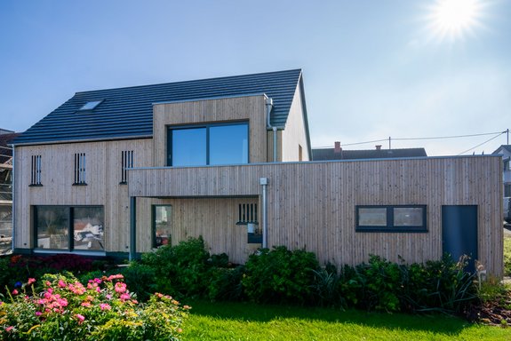 Einfamilienhaus mit Satteldach, Gaube und Ladenburger Trendfuge Kontrast Schalung