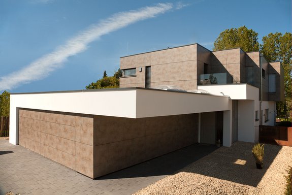 Flachdach Haus verkleidet mit Fundermax Fassadenplatten