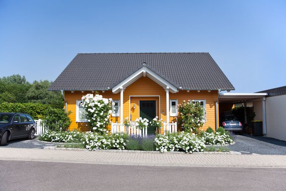 Bungalow mit Keil-Stülpp Schalung in gelb