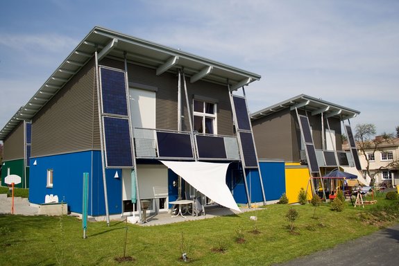 Reihenhausanlage mit aktiver Solarfassade mit Pultdach