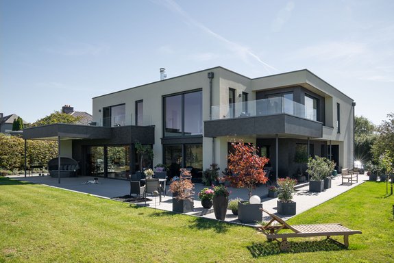 Flachdach Haus mit großen Panorama Fenstern