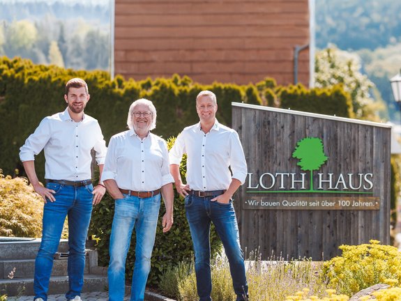 Hier sind die Geschäftsführer von LOTH-HAUS zu sehen, Maximilian Schmuck, Wolfgang Loth und Manuel Loth