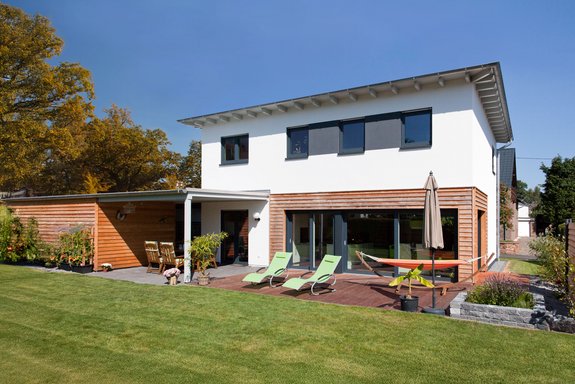 Einfamilienhaus mit Flachdach und Dachüberstand