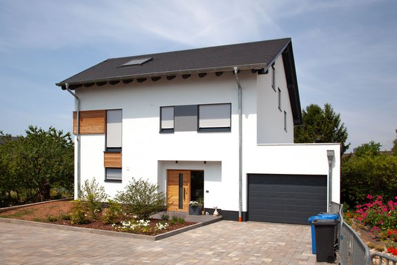 Haus mit Satteldach, Holzakzenten und Garage