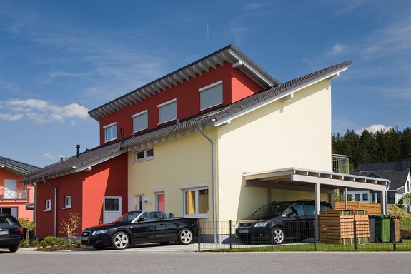 Doppelhaus mit versetztem Pultdach und Carport
