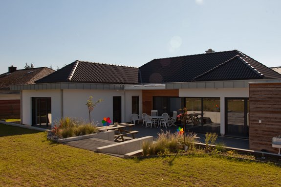 Bungalow mit überdachter Terrasse und zurückgesetztem Dach